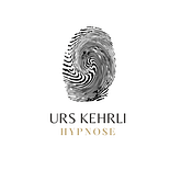 Logosymbol ist ein Daumen der eine hypnotische Spirale enthält und hypnotisiert. Der Schriftzug lautet: Urs Kehrli, Hypnose